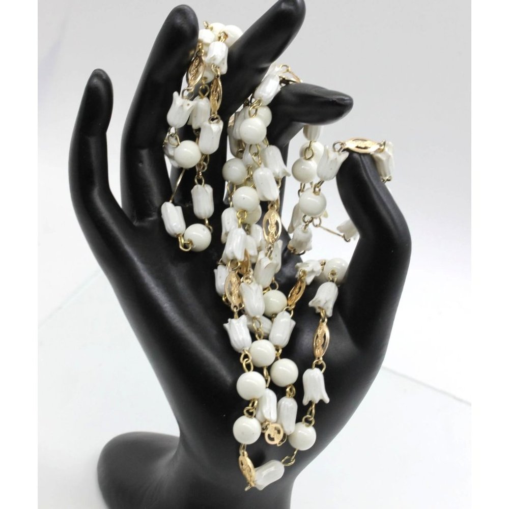 VINTAGE HAWAII PIKAKI flower acrylic flapper necklace, gold tone accents  54"
